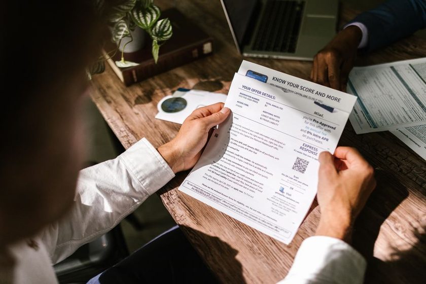 Duas pessoas analisando juntas uma carta de oferta de crédito pré-aprovado sobre a mesa
